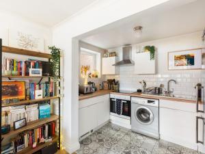 Η κουζίνα ή μικρή κουζίνα στο Self Contained 1Bed with Parking Leamington Spa Pass the Keys