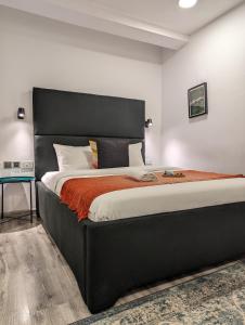 Postel nebo postele na pokoji v ubytování Yellow Door Hotels