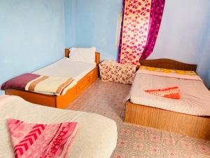 Postel nebo postele na pokoji v ubytování Namaste Guest House