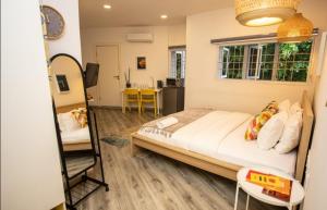 Postel nebo postele na pokoji v ubytování Yellow Door Hotels