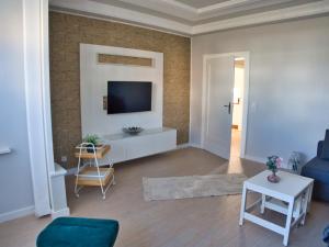 TV a/nebo společenská místnost v ubytování Cottbus FeWo Pückler am Branitzer Park