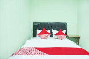 Voodi või voodid majutusasutuse Hotel O Ilir Timur I Near Rsud Siti Fatimah Az-Zahra Formerly Lumendiva Suite toas