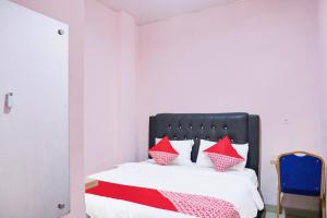 Voodi või voodid majutusasutuse Hotel O Ilir Timur I Near Rsud Siti Fatimah Az-Zahra Formerly Lumendiva Suite toas
