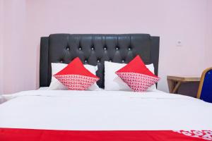 Voodi või voodid majutusasutuse Hotel O Ilir Timur I Near Rsud Siti Fatimah Az-Zahra Formerly Lumendiva Suite toas