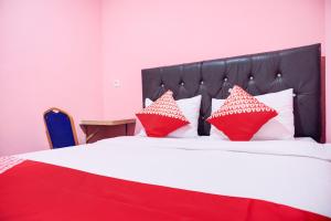 Voodi või voodid majutusasutuse Hotel O Ilir Timur I Near Rsud Siti Fatimah Az-Zahra Formerly Lumendiva Suite toas
