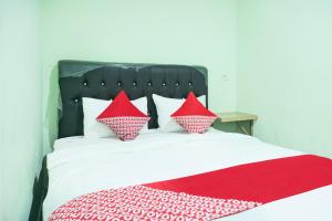 Voodi või voodid majutusasutuse Hotel O Ilir Timur I Near Rsud Siti Fatimah Az-Zahra Formerly Lumendiva Suite toas