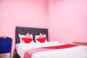 Voodi või voodid majutusasutuse Hotel O Ilir Timur I Near Rsud Siti Fatimah Az-Zahra Formerly Lumendiva Suite toas