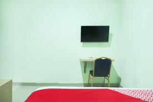 Televiisor ja/või meelelahutuskeskus majutusasutuses Hotel O Ilir Timur I Near Rsud Siti Fatimah Az-Zahra Formerly Lumendiva Suite