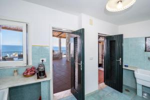 コンカ・デイ・マリーニにあるVilla Cerasellaの浴槽、洗面台、トイレを備えたバスルーム +72枚の写真