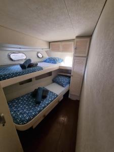 Yate en Gijon , experiencia única客房内的一张或多张床位