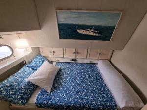 Yate en Gijon , experiencia única客房内的一张或多张床位