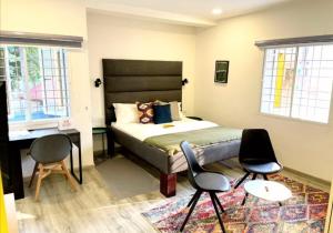 Postel nebo postele na pokoji v ubytování Yellow Door Hotels