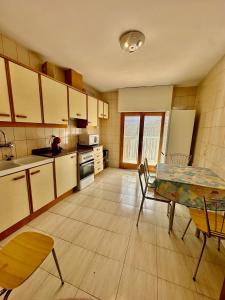 Η κουζίνα ή μικρή κουζίνα στο Apartamento de vistabella REF 015