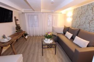 a living room with a couch and a table at Ferienhaus Charlotte in Goslar