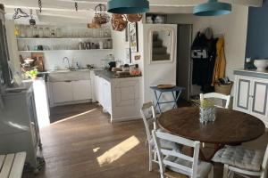 Η κουζίνα ή μικρή κουζίνα στο Unique Family House Steps from Port Miquel Beach +55 φωτογραφίες