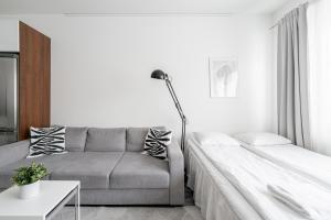 un soggiorno con un divano e un letto di Modern 1BR Apartment with Sauna & Best Location a Tampere