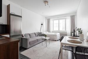 un soggiorno con un divano e un tavolo di Modern 1BR Apartment with Sauna & Best Location a Tampere