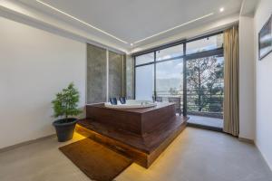 Postel nebo postele na pokoji v ubytování Kasauli Skylline I 2 BHK With Jacuzzi