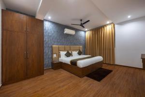 Postel nebo postele na pokoji v ubytování Kasauli Skylline I 2 BHK With Jacuzzi
