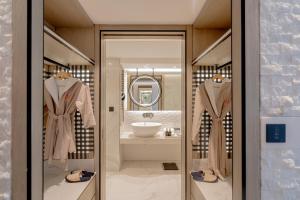 内罗毕Kwetu Nairobi, Curio Collection By Hilton的更衣室设有水槽和镜子