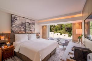 内罗毕Kwetu Nairobi, Curio Collection By Hilton的一间带大床的卧室和一个阳台