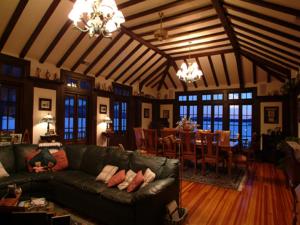 אזור ישיבה ב-Lake George Boathouse Waterfront Lodging