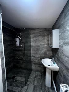 Ένα μπάνιο στο Bright & Spacious 4 Double Bedroom Home for 8 People