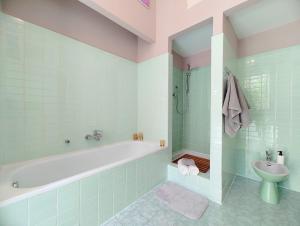 Bilik mandi di B7 Hostal