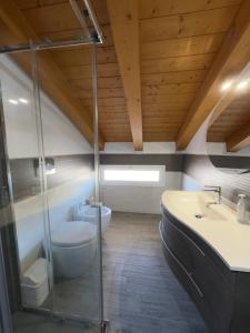 アヴォラにあるCampisi Luxury Apartmentsのトイレ、洗面台、浴槽を備えたバスルーム