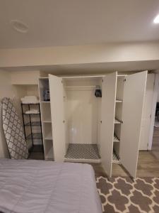 Gallery image of Modern 1BR Basement Suite in Potomac