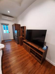 TV a/nebo společenská místnost v ubytování Baan Duang Khae Beach House