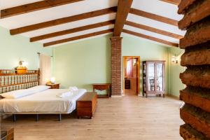 Un dormitorio con una cama y una pared de ladrillo. en Villa Aurora, en Santa Fe de los Boliches 42 fotos más