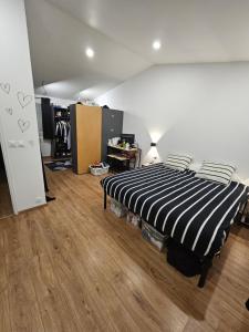 Katil atau katil-katil dalam bilik di Modern villa and pool for 8 people +24 gambar