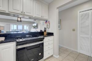 Gallery image of Mariners Walk 1A by Wild Dunes, Oceanfront in Isle of Palms +14 photos