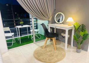 une pièce avec un bureau, une chaise et un miroir dans l'établissement Tambun Guesthouse 14pax nearby Sunway by IWH Suites, à Ipoh