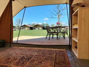Patio nebo venkovní prostory v ubytování Hoeve Linnerveld Trekkerstent