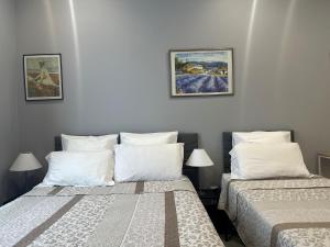 Katil atau katil-katil dalam bilik di Hôtel Claridge's +12 gambar