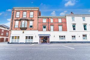 a large brick building on the corner of a street at Aston Court Derby City Centre by Belvilla in Derby