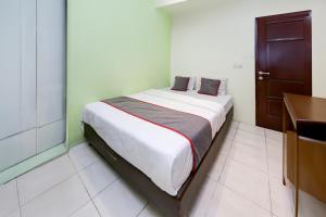 Кровать или кровати в номере Hotel O Tangerang Near Supermall Karawaci Formerly Bromo 18