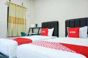 Una cama o camas en una habitación de Hotel O Kedaton Near Rumah Sakit Advent Bandar Lampung Formerly Hotel Plain C Lake