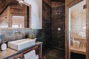 Ein Badezimmer in der Unterkunft Alpzitt-Chalets