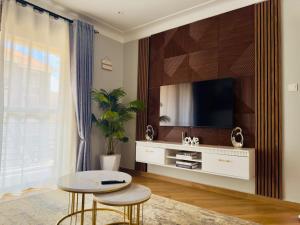 TV a/nebo společenská místnost v ubytování Elegant city retreat