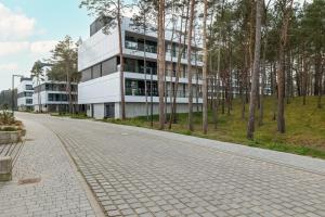 an empty street in front of a building at Apartament Relax Rogowo Balkon & Parking by Noclegi Renters in Rogowo