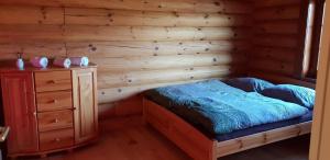 Postel nebo postele na pokoji v ubytování Ranči v Buši - pokoj ve srubu