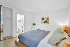 High Ceilings 3BR with Loft-2 Baths Pool & Jacuzzi客房内的一张或多张床位