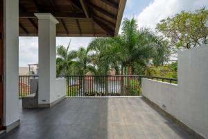 努格古达Five Palms Colombo的阳台设有围栏和棕榈树
