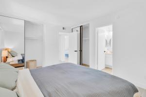 High Ceilings 3BR with Loft-2 Baths Pool & Jacuzzi客房内的一张或多张床位