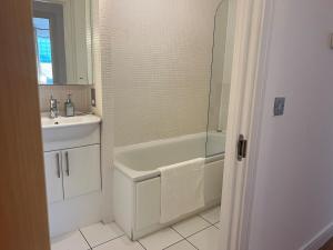 a bathroom with a sink and a tub and a toilet at jjkjs in London
