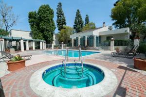 塔扎纳High Ceilings 3BR with Loft-2 Baths Pool & Jacuzzi的游泳池中间设有喷泉