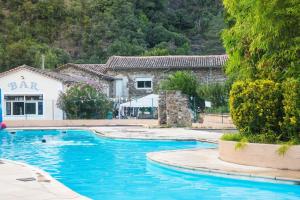 Bazén v ubytování Camping maeva Escapades du Château de l'Hom nebo v jeho okolí + 27 fotografií